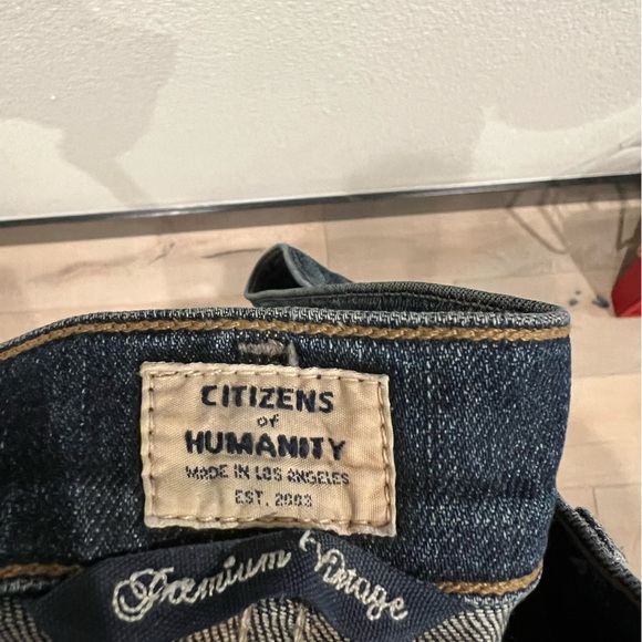 CITIZENS OF HUMANITY: COREY SLOUCHY SLIM COLOR: BLUE DISTRESSED SIZE: 28 - Picture 6 of 9